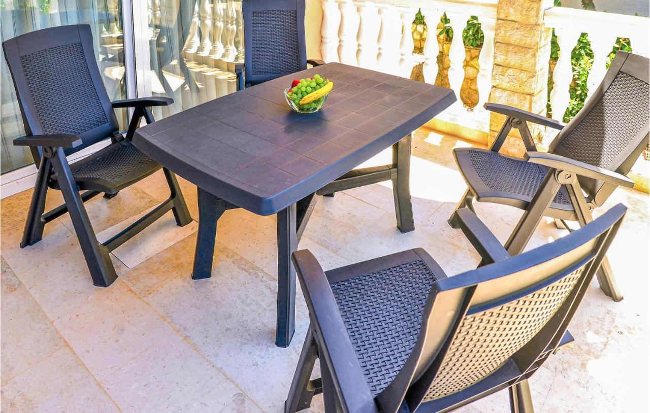 Beautiful Apartment In Malinska With Wifi And 2 Bedrooms Appartement *